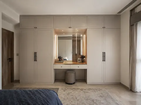 Wardrobe with dressing desk: Straight wall and vanity niche, Putty fronts and Oak counter